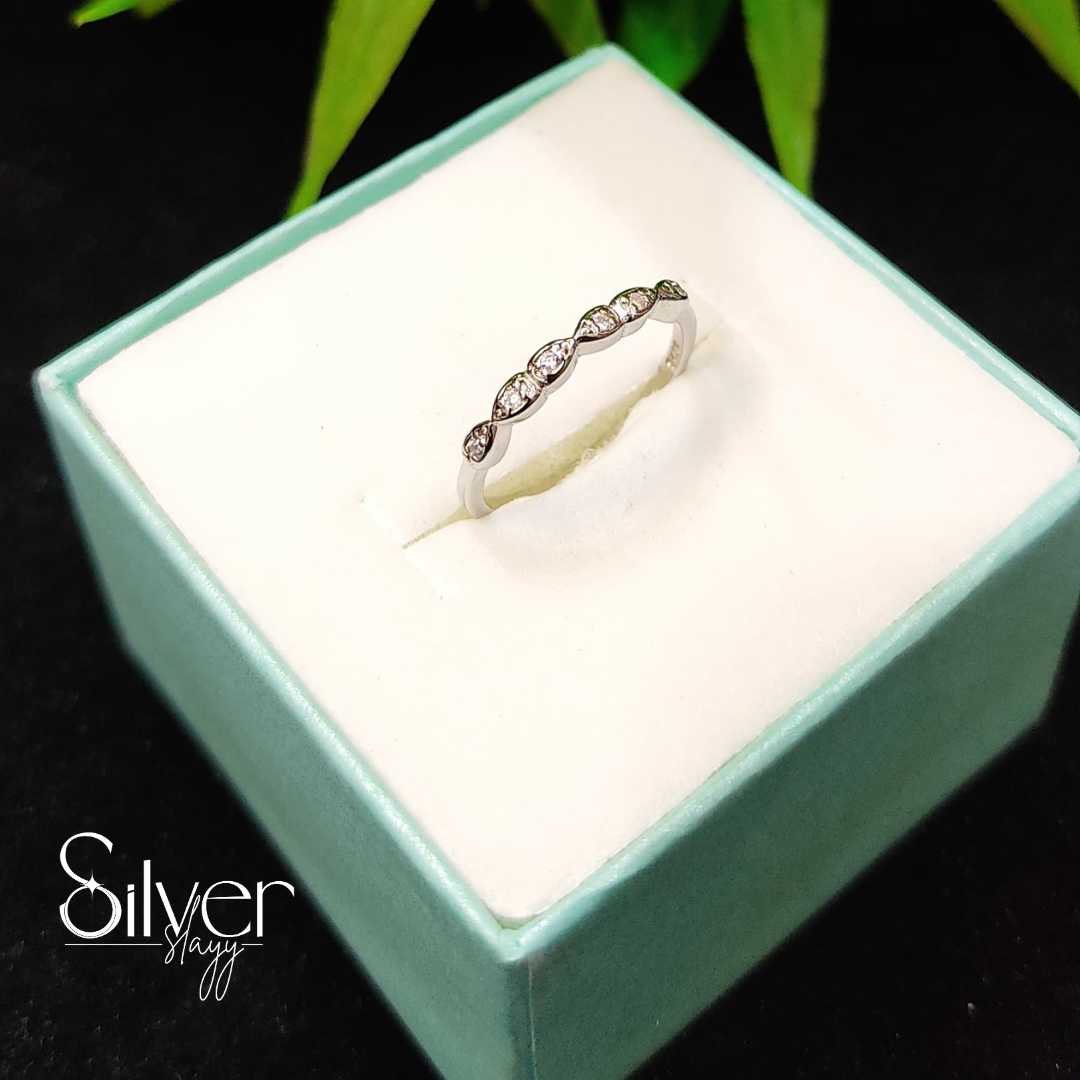 Wave Band Ring ā Minimalist & Stackable Jewelry for Women