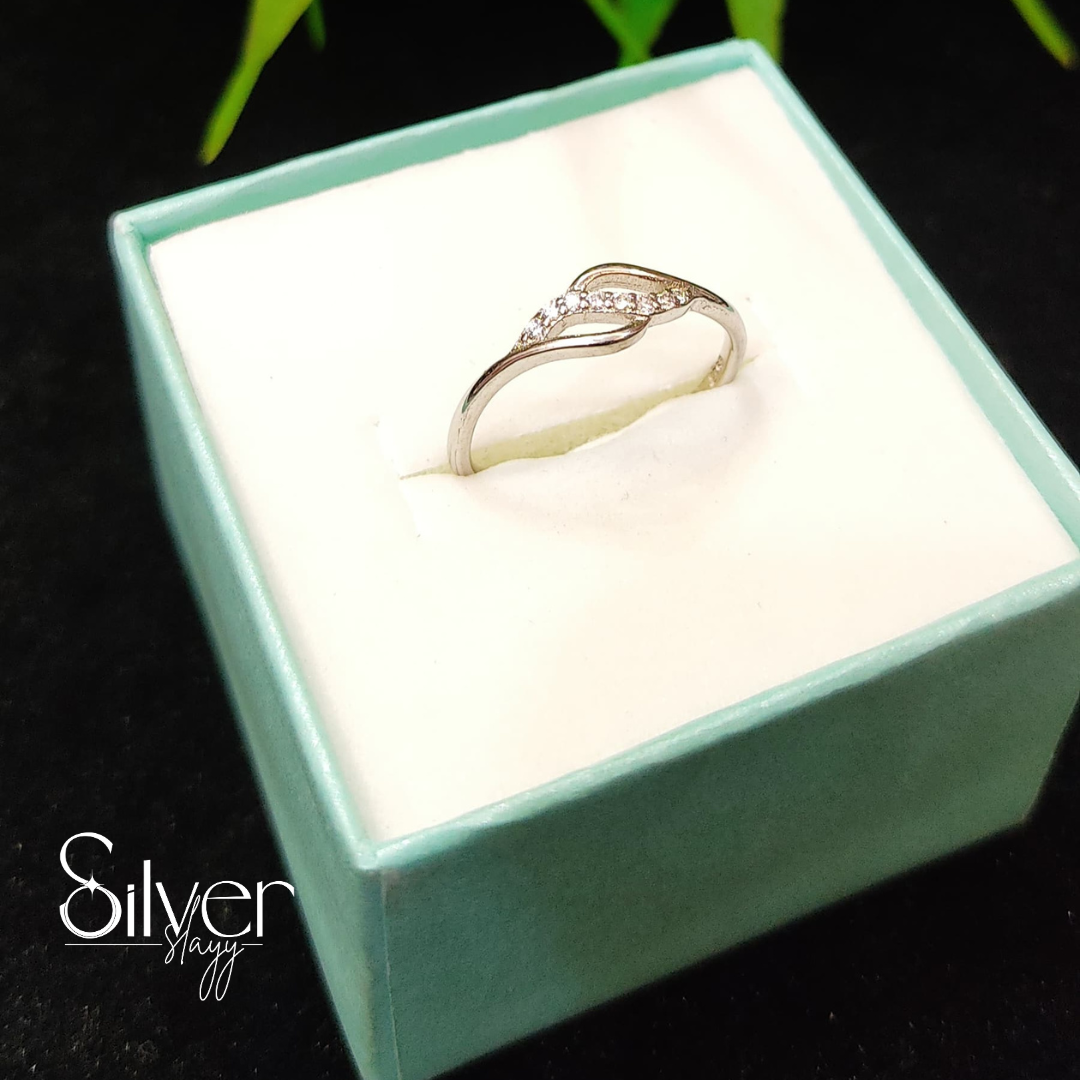 Twisted Wave Ring – Minimalist & Elegant Jewelry for Women