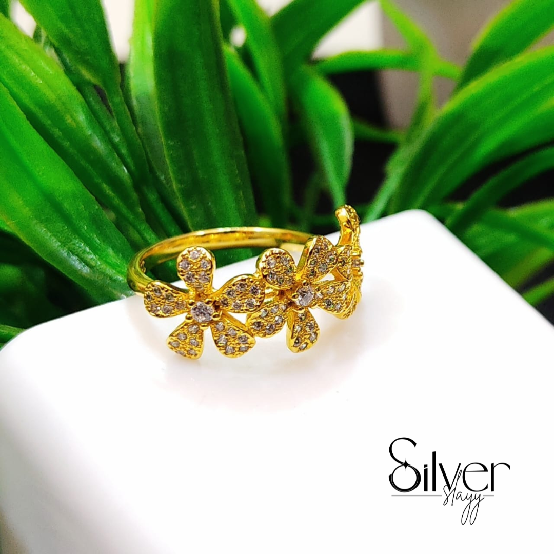 🌸 Elegant Gold-Plated Floral Ring – Sparkling Crystal Flower Design
