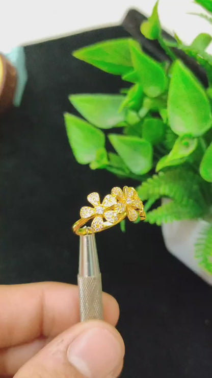 🌸 Elegant Gold-Plated Floral Ring – Sparkling Crystal Flower Design